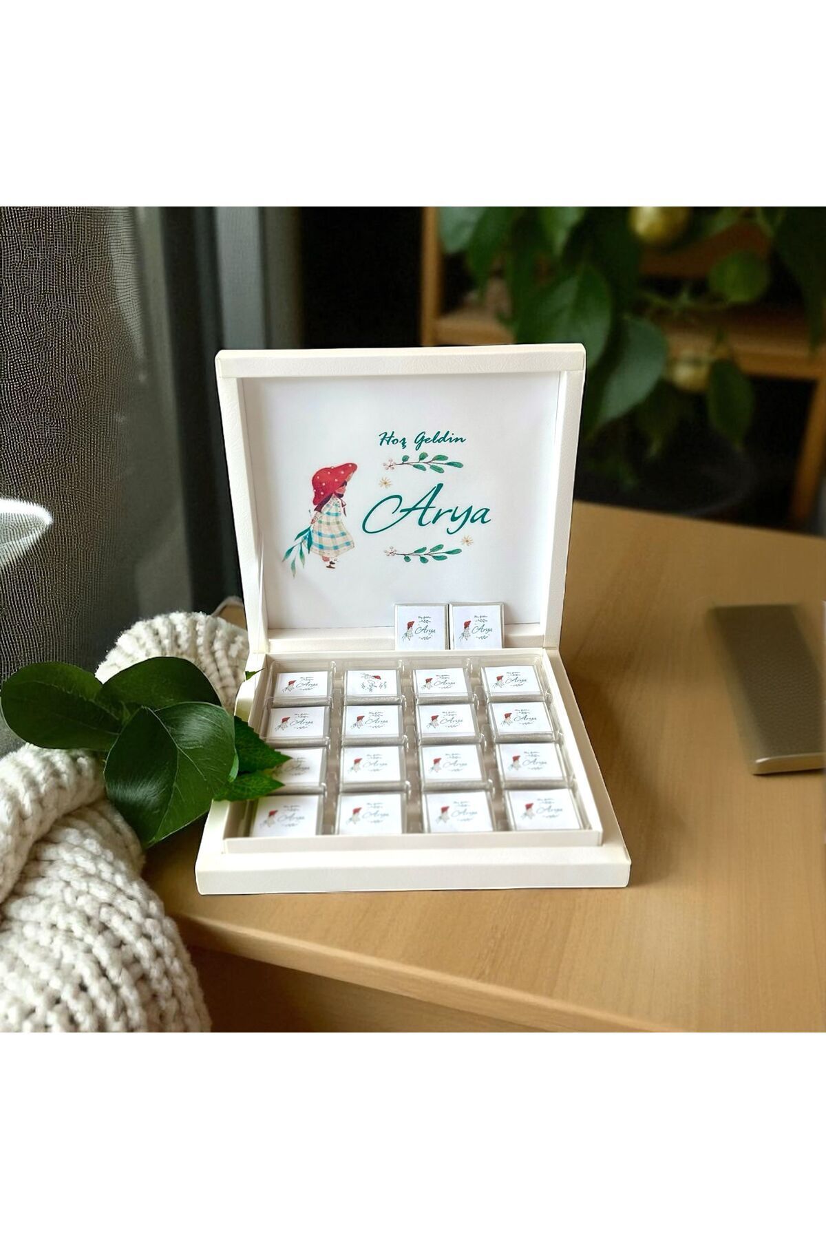 İsme Özel Yaprak Desenli Kız Bebek Çikolatası 48 Adet (Doğum, Mevlit, Doğum Günü)